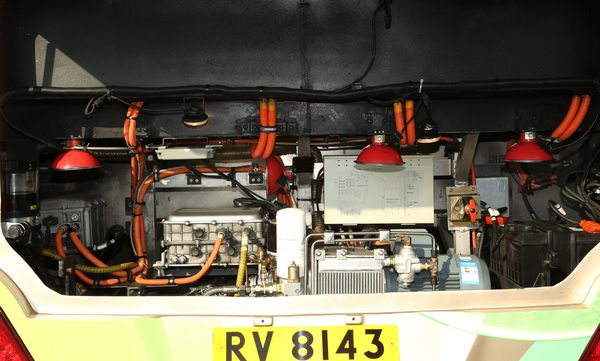 eBus 並非由引擎驅動，在傳統巴士的引擎位置現在放置了一些電機及輔助機械系統
